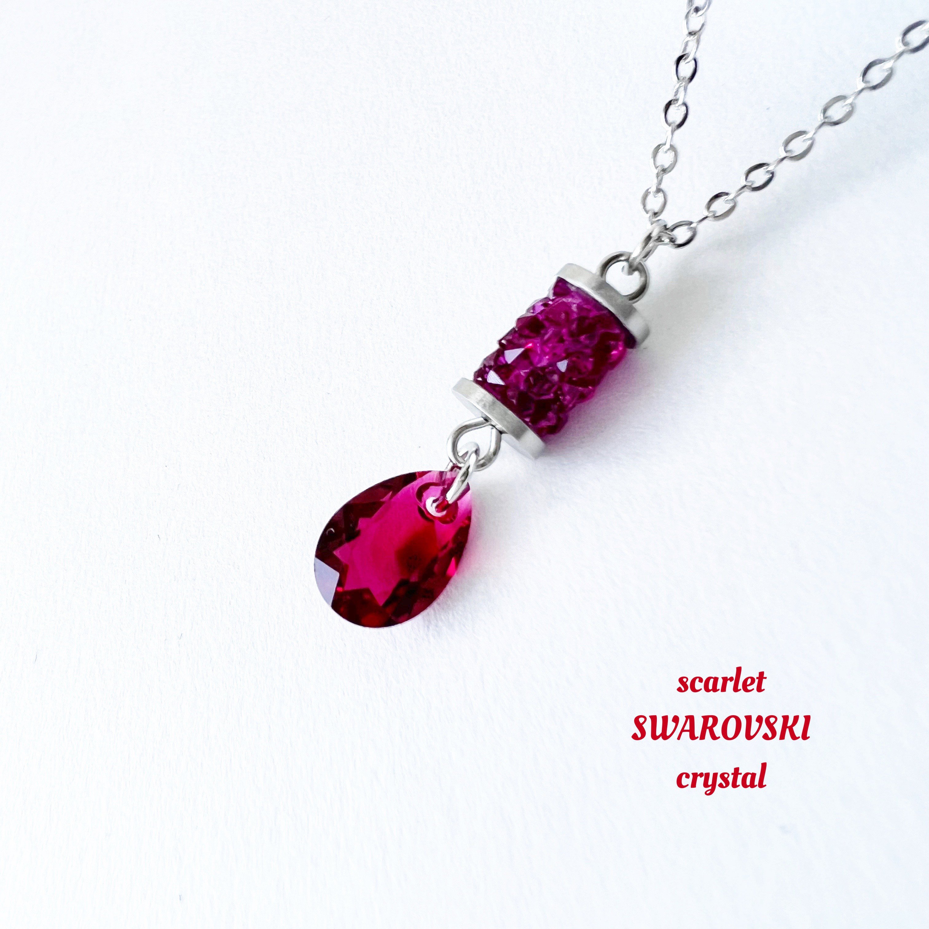 差し色に赤のロングネックレス