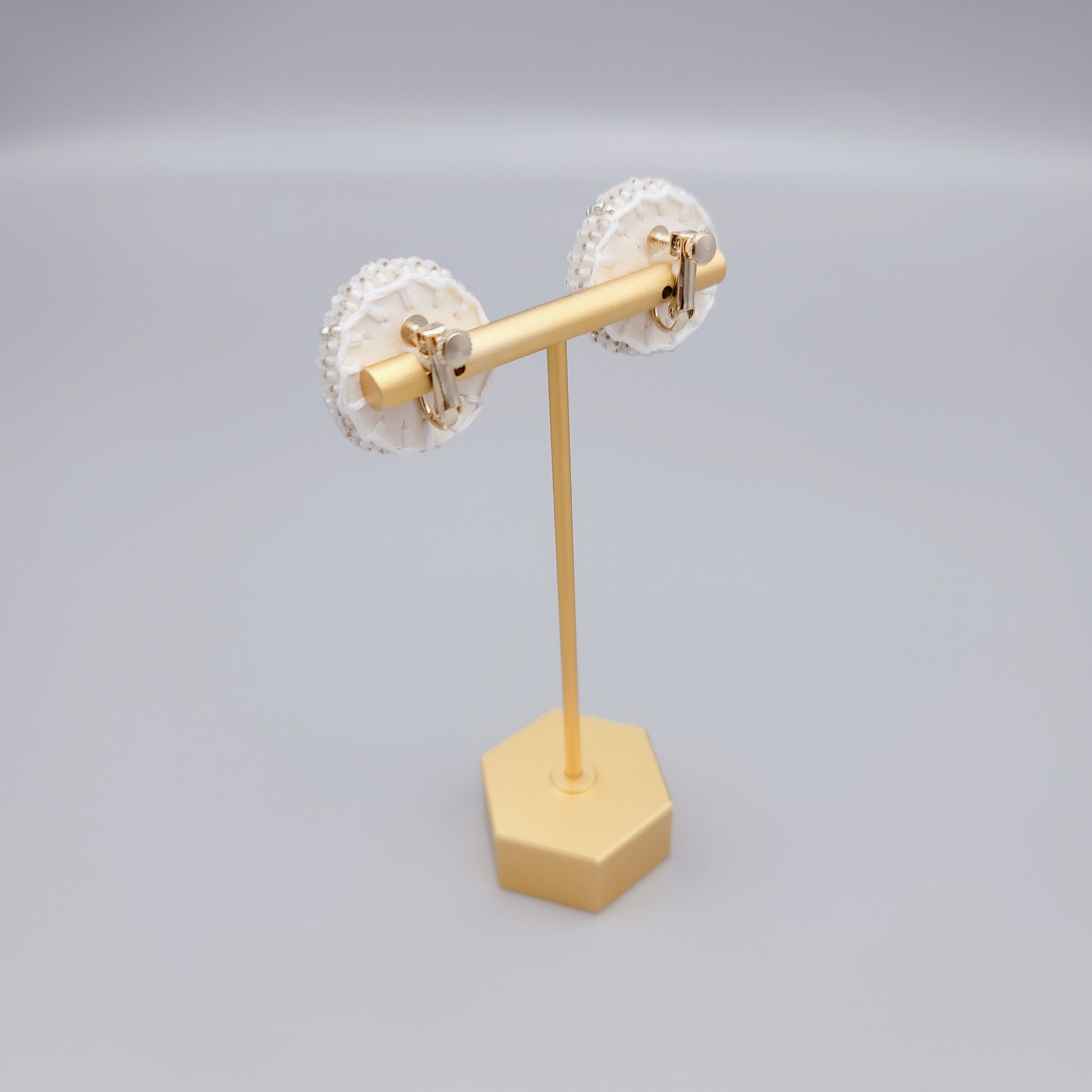 【pierce/earring】クールな丸ピアス/イヤリング[つや消しホワイト][オートクチュール刺繍]