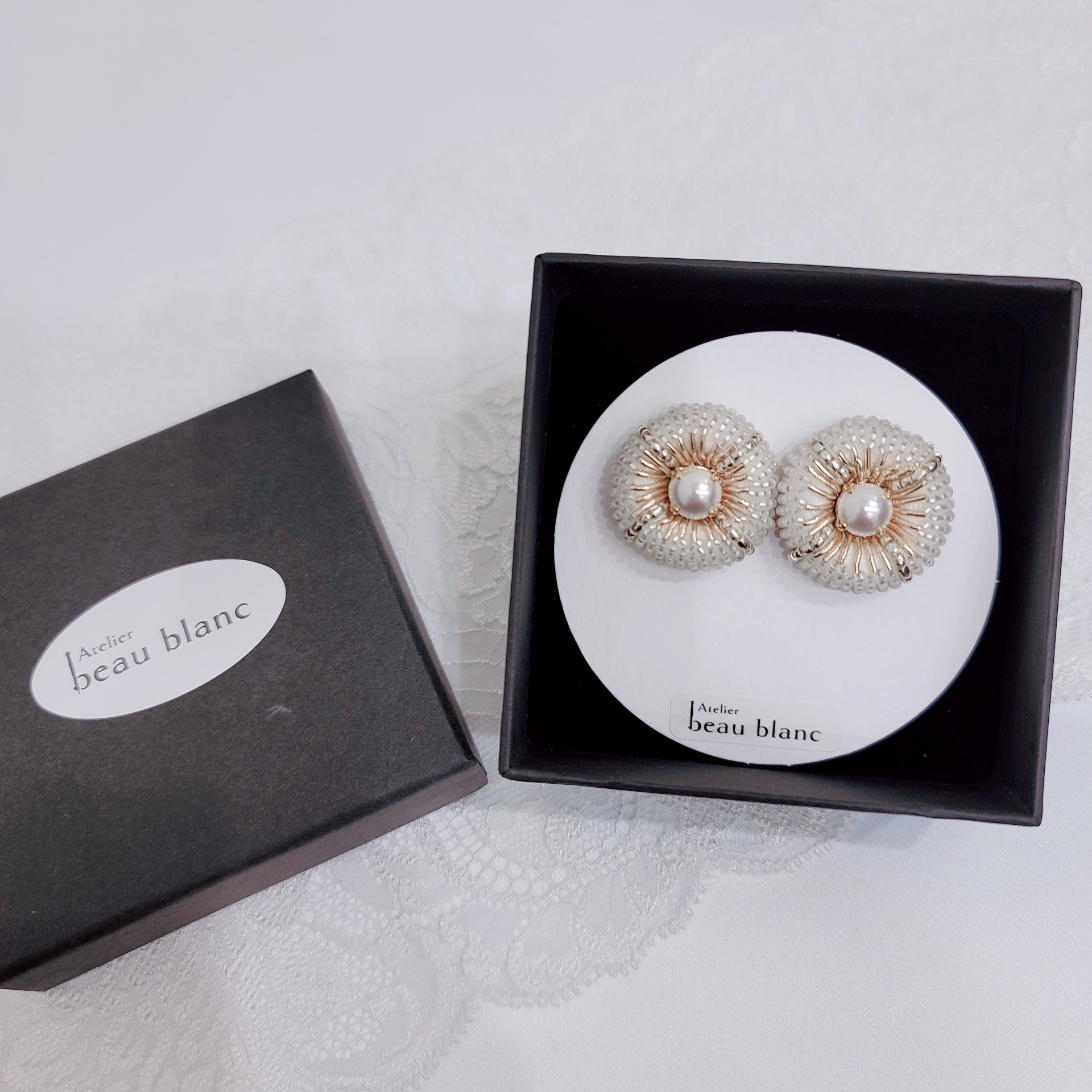 【pierce/earring】クールな丸ピアス/イヤリング[つや消しホワイト][オートクチュール刺繍]
