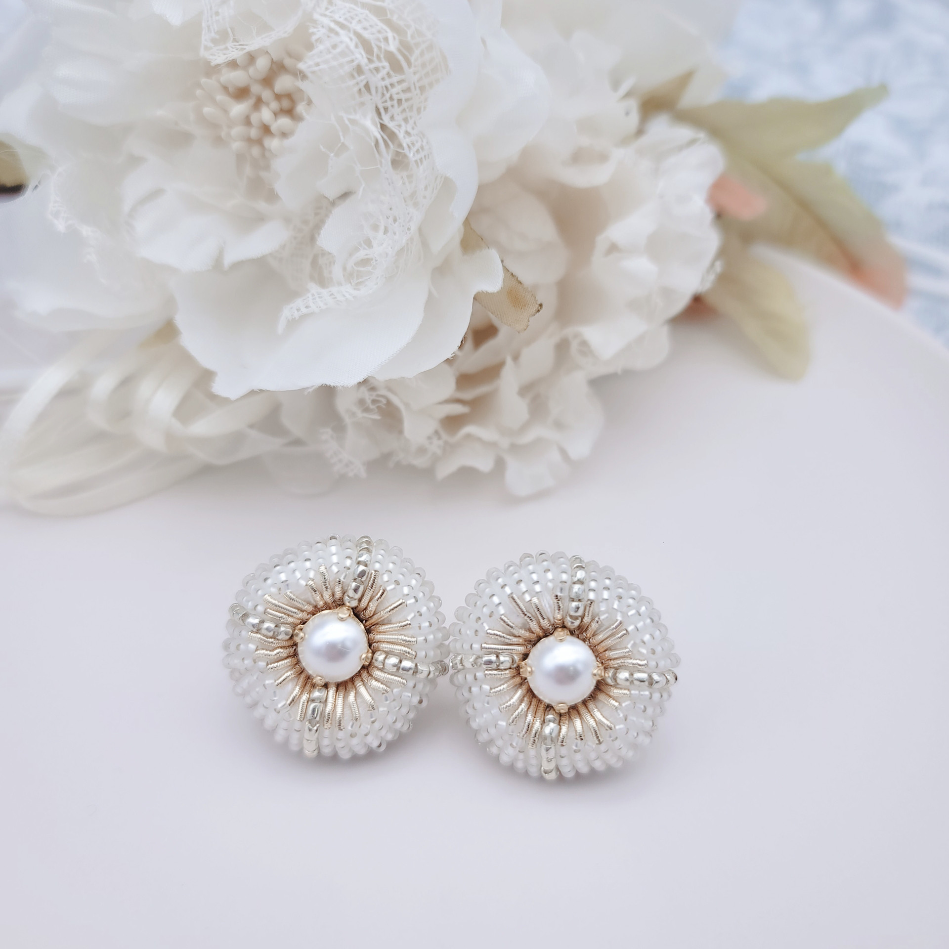 【pierce/earring】クールな丸ピアス/イヤリング[つや消しホワイト][オートクチュール刺繍]