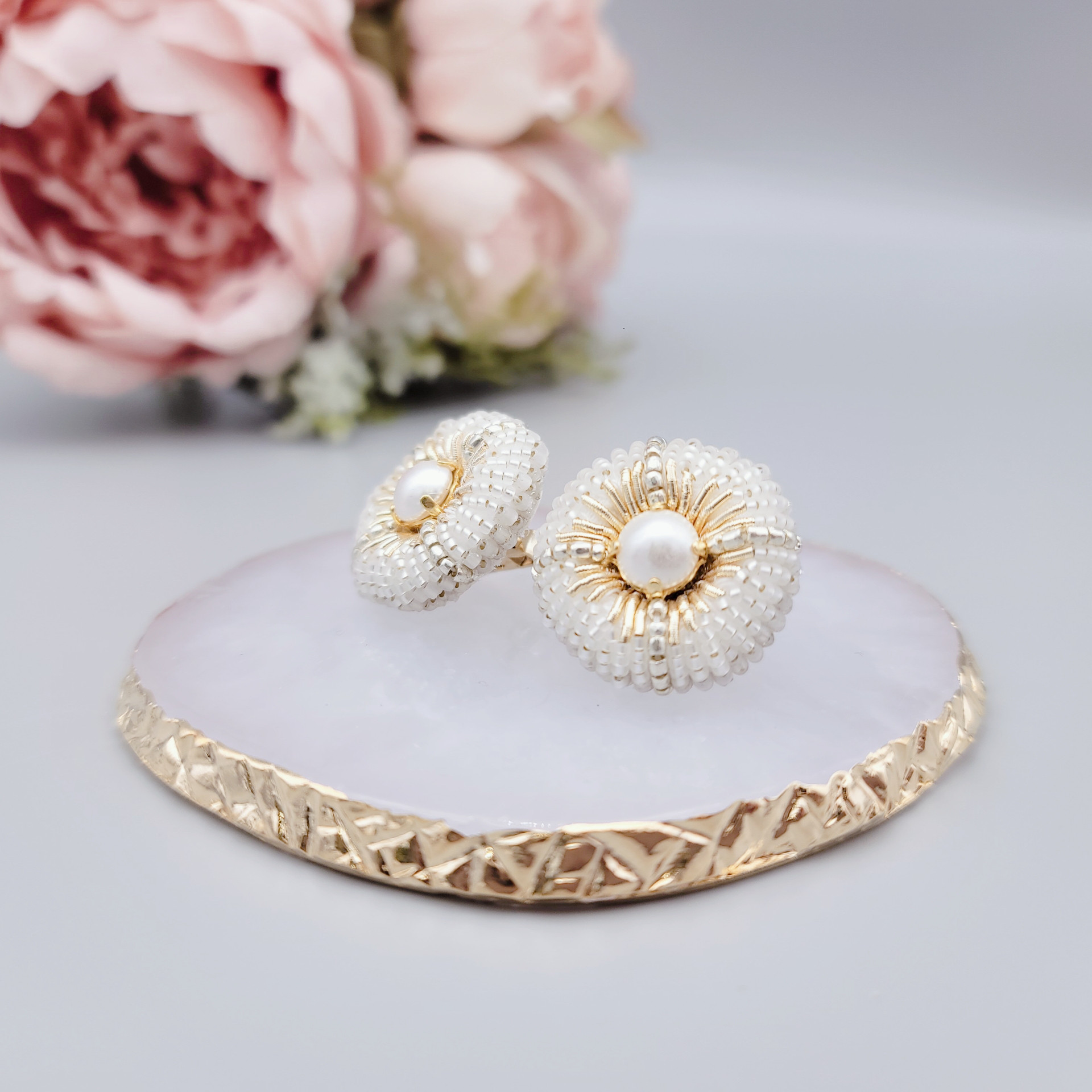 【pierce/earring】クールな丸ピアス/イヤリング[つや消しホワイト][オートクチュール刺繍]