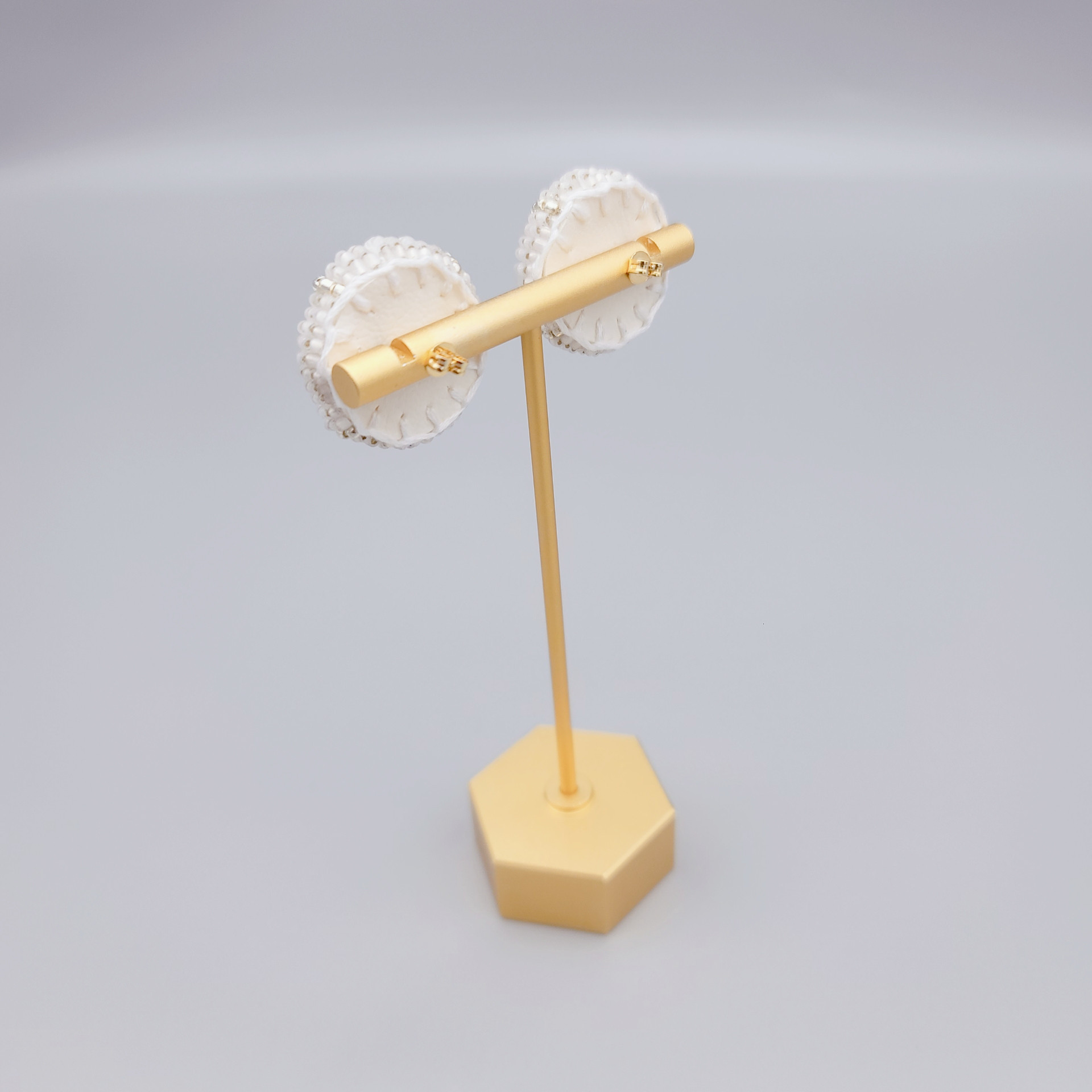【pierce/earring】クールな丸ピアス/イヤリング[つや消しホワイト][オートクチュール刺繍]