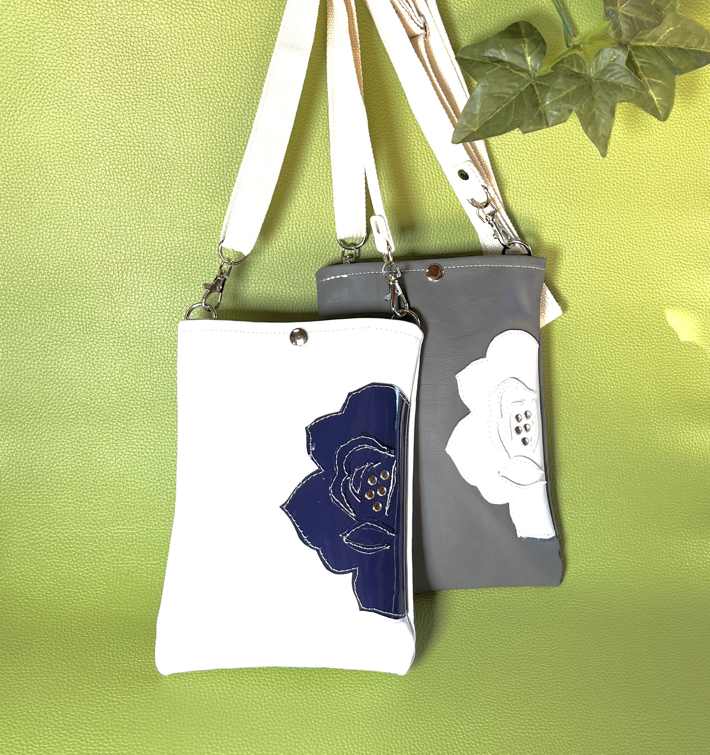 ５周年の感謝を薔薇に込めて ローズスマホポシェット 本革 内側シルク生地 バラスマホショルダー ばら柄サコッシュ 母の日