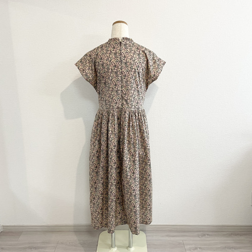 リバティ生地＊タックとフリルカラーのワンピース（チャイブ  