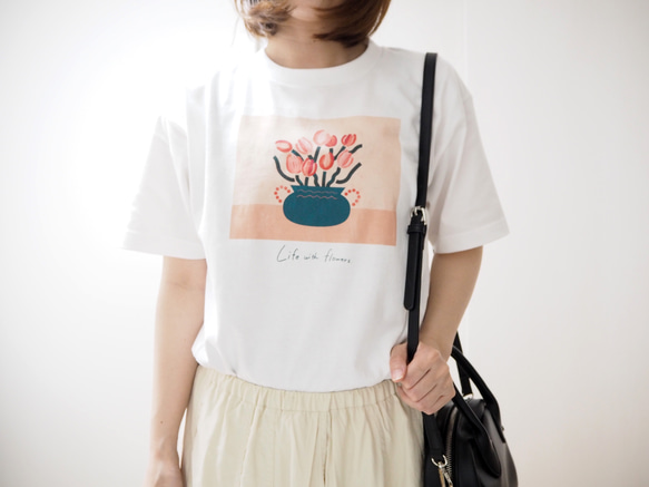 チューリップと壺　アート　Tシャツ　半袖　夏 7枚目の画像