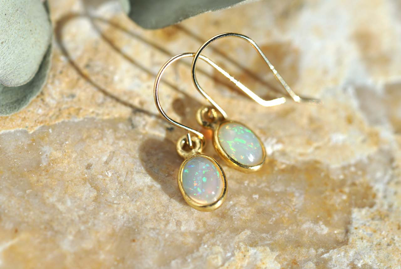 【送料無料】K18オパール オーバルシェイプ フックピアス