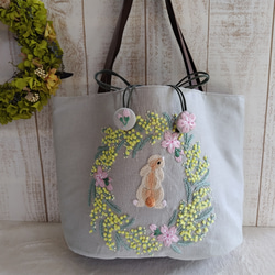 *手刺繍*桜＆うさぎ＆ミモザのリース*リネン×リバティ「yoshie」カーキ系*楕円底の巾着形トートバッグ* 1枚目の画像