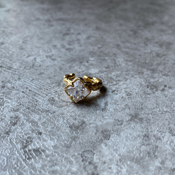 ギラギラ輝く石付きイヤーカフ【Melty/CZ ear cuff(gd)＜square7mm CZ＞】 3枚目の画像