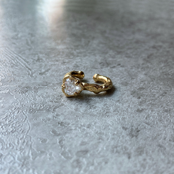 ギラギラ輝く石付きイヤーカフ【Melty/CZ ear cuff(gd)＜heart6mm CZ＞】 3枚目の画像