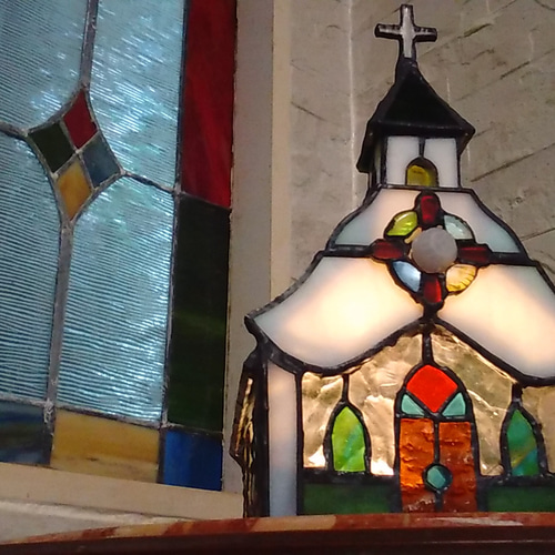 スイスの小さな教会 ステンドグラスのテーブルライト 人感センサー付き