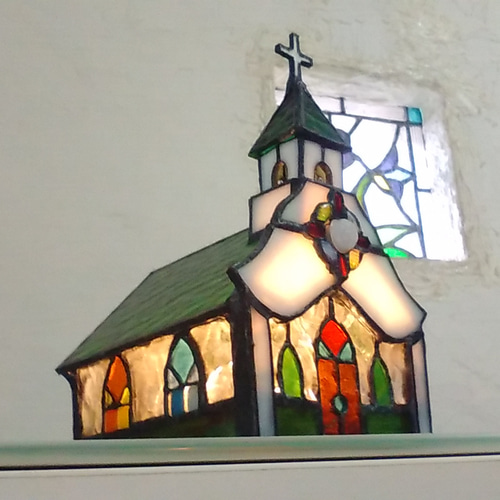 スイスの小さな教会 ステンドグラスのテーブルライト 人感センサー付き