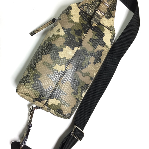 蛇革 ボディバッグ 2way ＊金具スレ有り＊ (ヘビ革迷彩柄) SALE