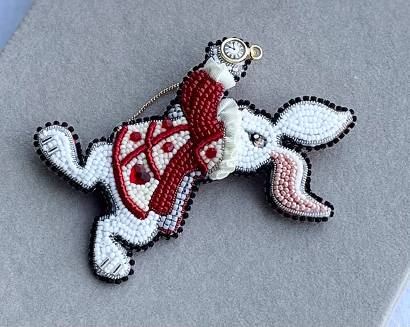 ビーズ刺繍のブローチ　-白ウサギ(レッドジャケット)-rabbit 4枚目の画像