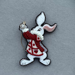 ビーズ刺繍のブローチ　-白ウサギ(レッドジャケット)-rabbit 5枚目の画像