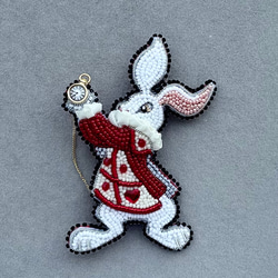 ビーズ刺繍のブローチ　-白ウサギ(レッドジャケット)-rabbit 2枚目の画像