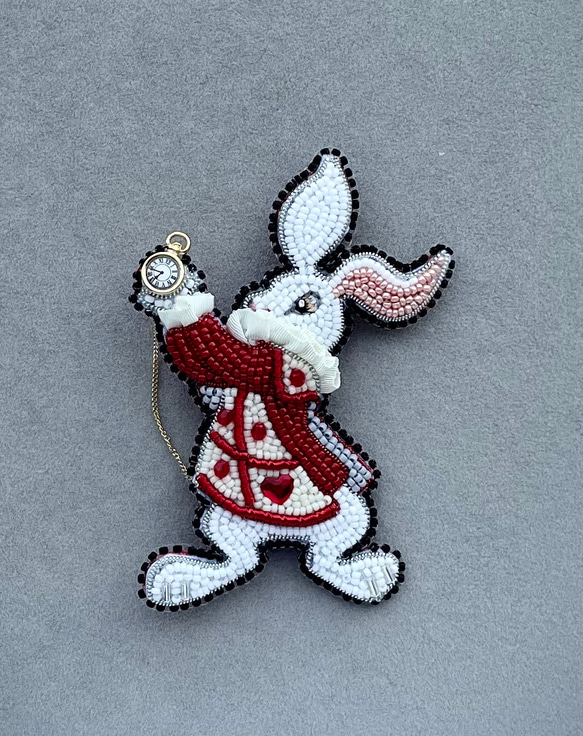 ビーズ刺繍のブローチ　-白ウサギ(レッドジャケット)-rabbit 2枚目の画像