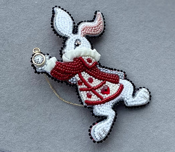 ビーズ刺繍のブローチ　-白ウサギ(レッドジャケット)-rabbit 3枚目の画像