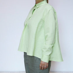 前褶襯衫，淺綠色，柔軟的亞麻，俐落輕鬆的輪廓 第2張的照片