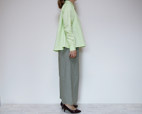 前褶襯衫，淺綠色，柔軟的亞麻，俐落輕鬆的輪廓 第6張的照片
