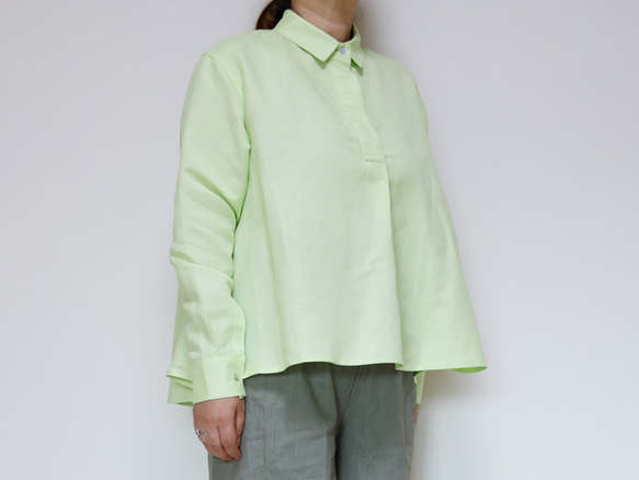 前褶襯衫，淺綠色，柔軟的亞麻，俐落輕鬆的輪廓 第7張的照片