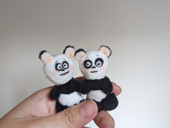 【現貨販售】熊貓 手工泰迪熊 絨毛玩偶 玩偶 原創玩偶 娃娃 小抱偶 第4張的照片