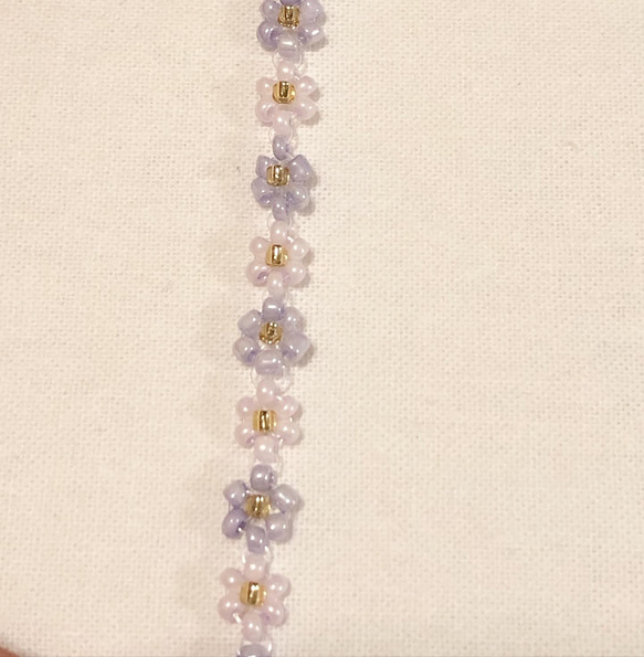 ミルキーパープルのお花のブレスレット 2枚目の画像