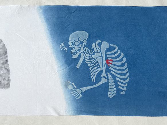 送料無料　" モナ・リザ " 藍染手ぬぐい　型摺り染　骸骨 3枚目の画像