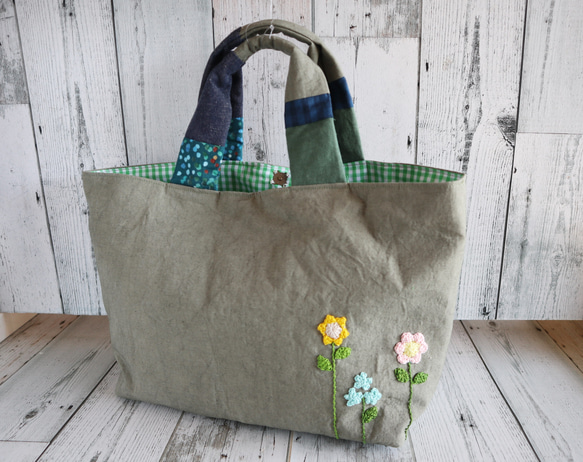 モチーフ編みお花の布トートバッグ（カーキ） 4枚目の画像