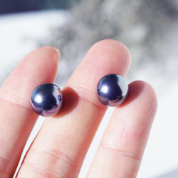 大粒★極上の照り、ピーコックブラック貝パール10mmのスタッドピアス・イヤリング可　～黒揚羽 6枚目の画像