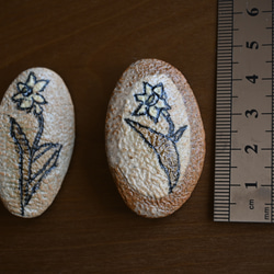 陶器ブローチ　花（水仙-suisen）おしゃれな一点物　和　手彫り 5枚目の画像