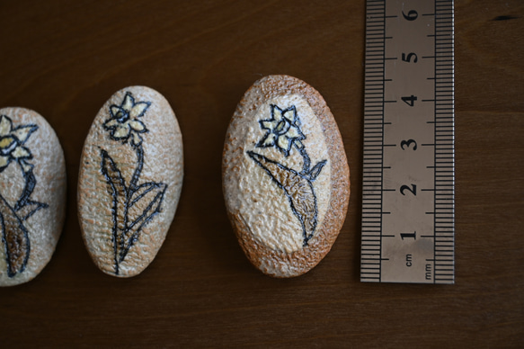 陶器ブローチ　花（水仙-suisen）おしゃれな一点物　和　手彫り 5枚目の画像