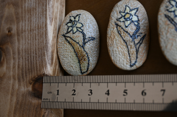 陶器ブローチ　花（水仙-suisen）おしゃれな一点物　和　手彫り 4枚目の画像