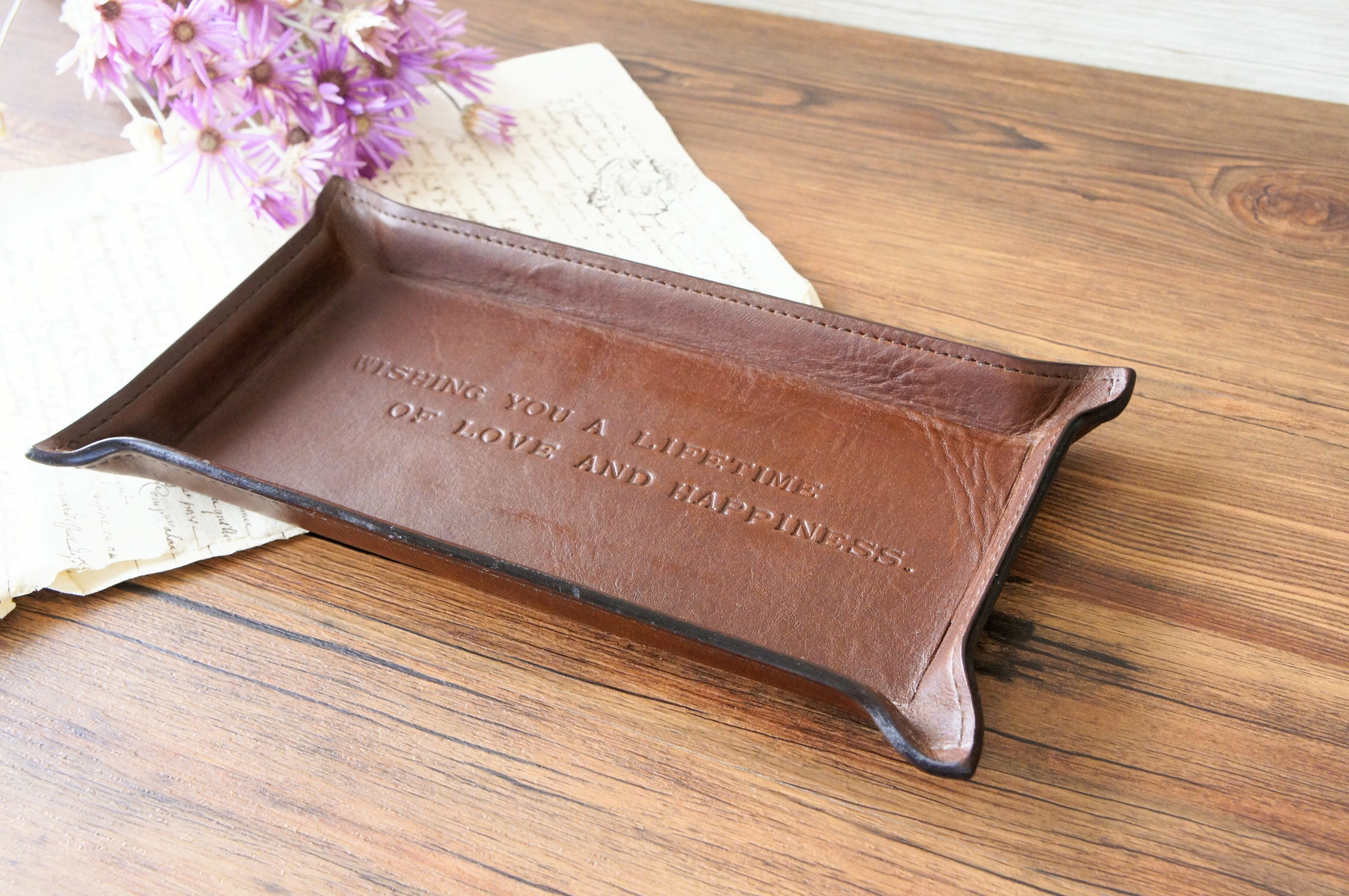 【特別な想いを刻んで贈るギフトに…】メッセージ付きトレイ◆革のトレイ◆本革◆名入れ刻印◆キャッシュトレイ◆送料無料
