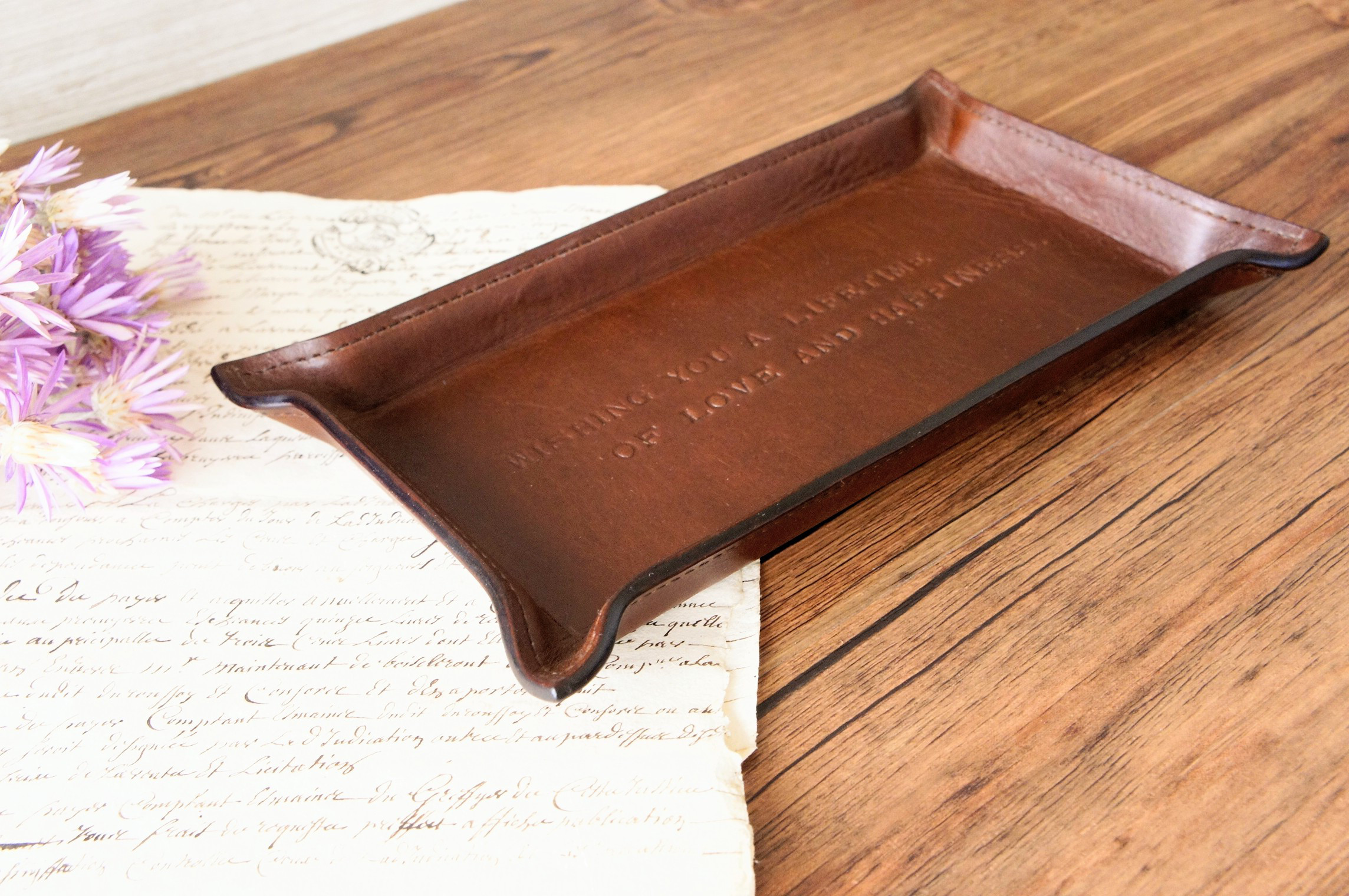 【特別な想いを刻んで贈るギフトに…】メッセージ付きトレイ◆革のトレイ◆本革◆名入れ刻印◆キャッシュトレイ◆送料無料