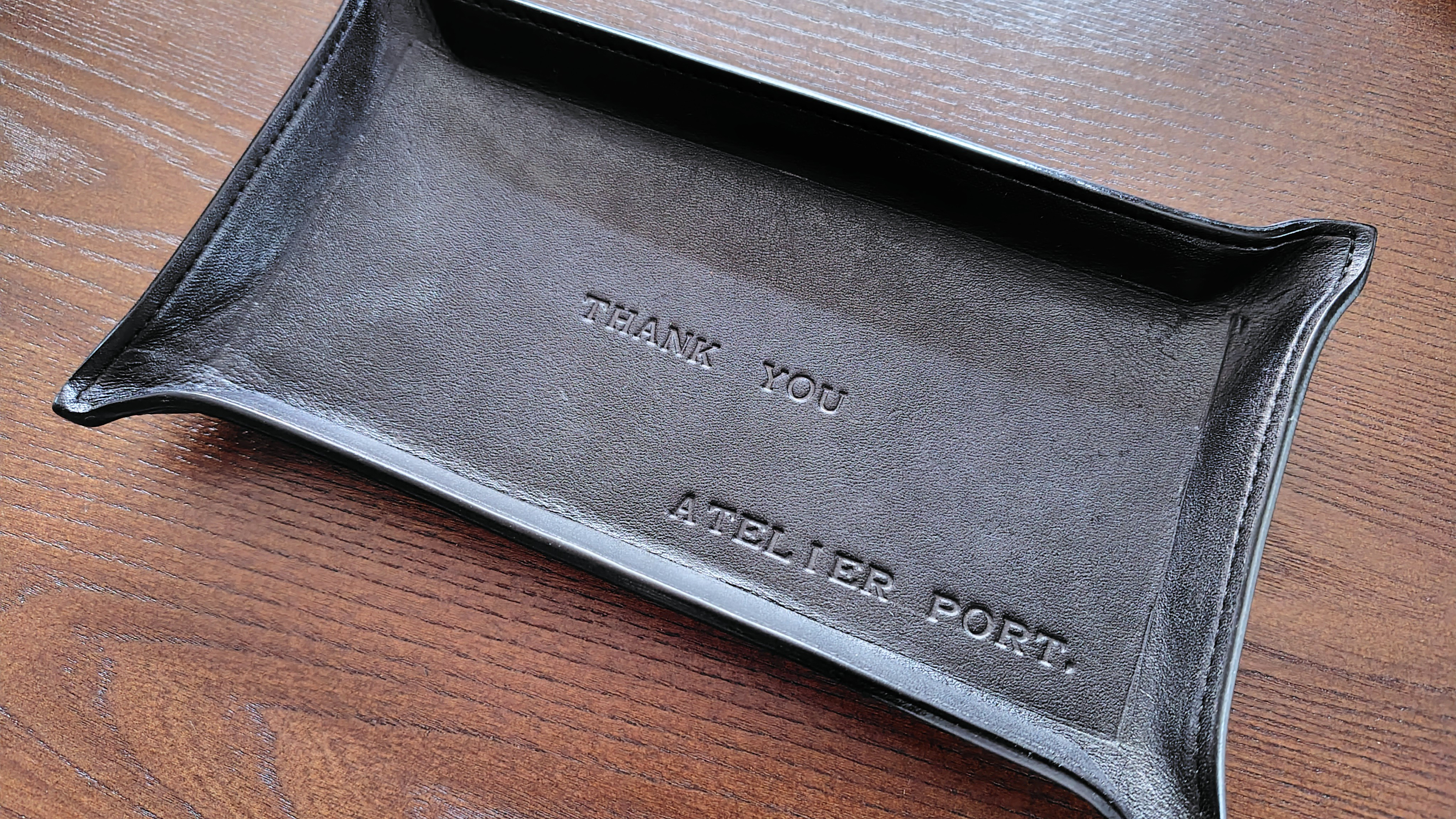 【特別な想いを刻んで贈るギフトに…】メッセージ付きトレイ◆革のトレイ◆本革◆名入れ刻印◆キャッシュトレイ◆送料無料