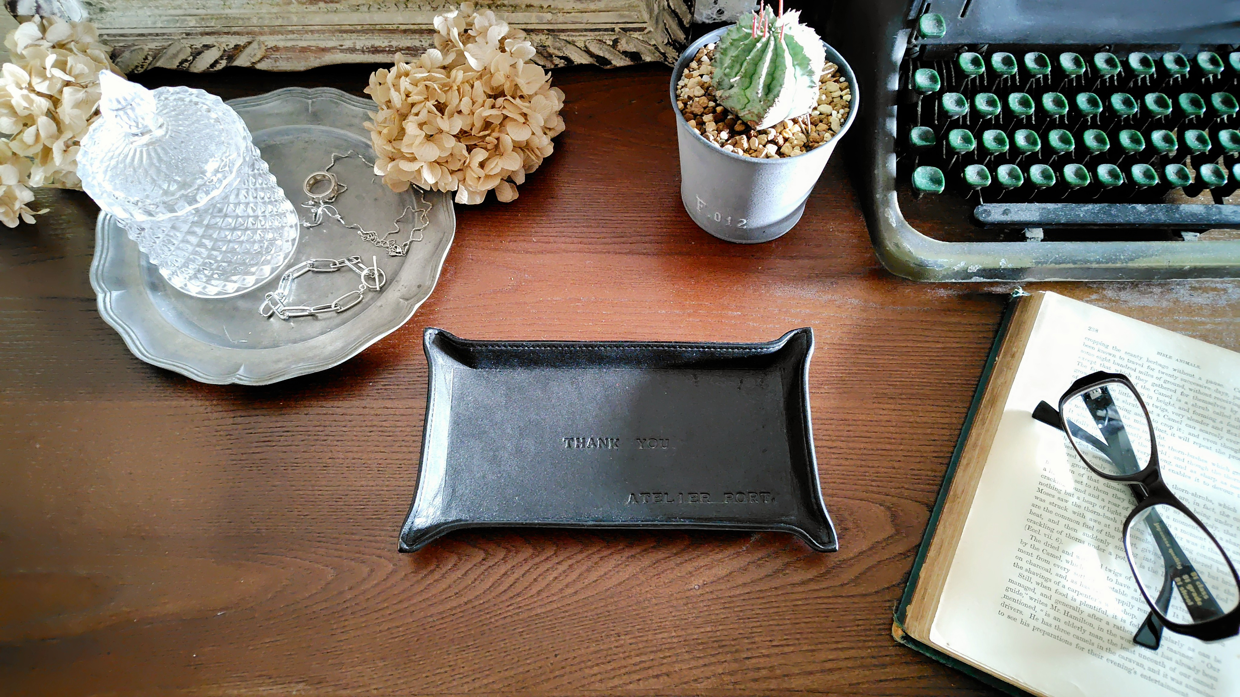 【特別な想いを刻んで贈るギフトに…】メッセージ付きトレイ◆革のトレイ◆本革◆名入れ刻印◆キャッシュトレイ◆送料無料