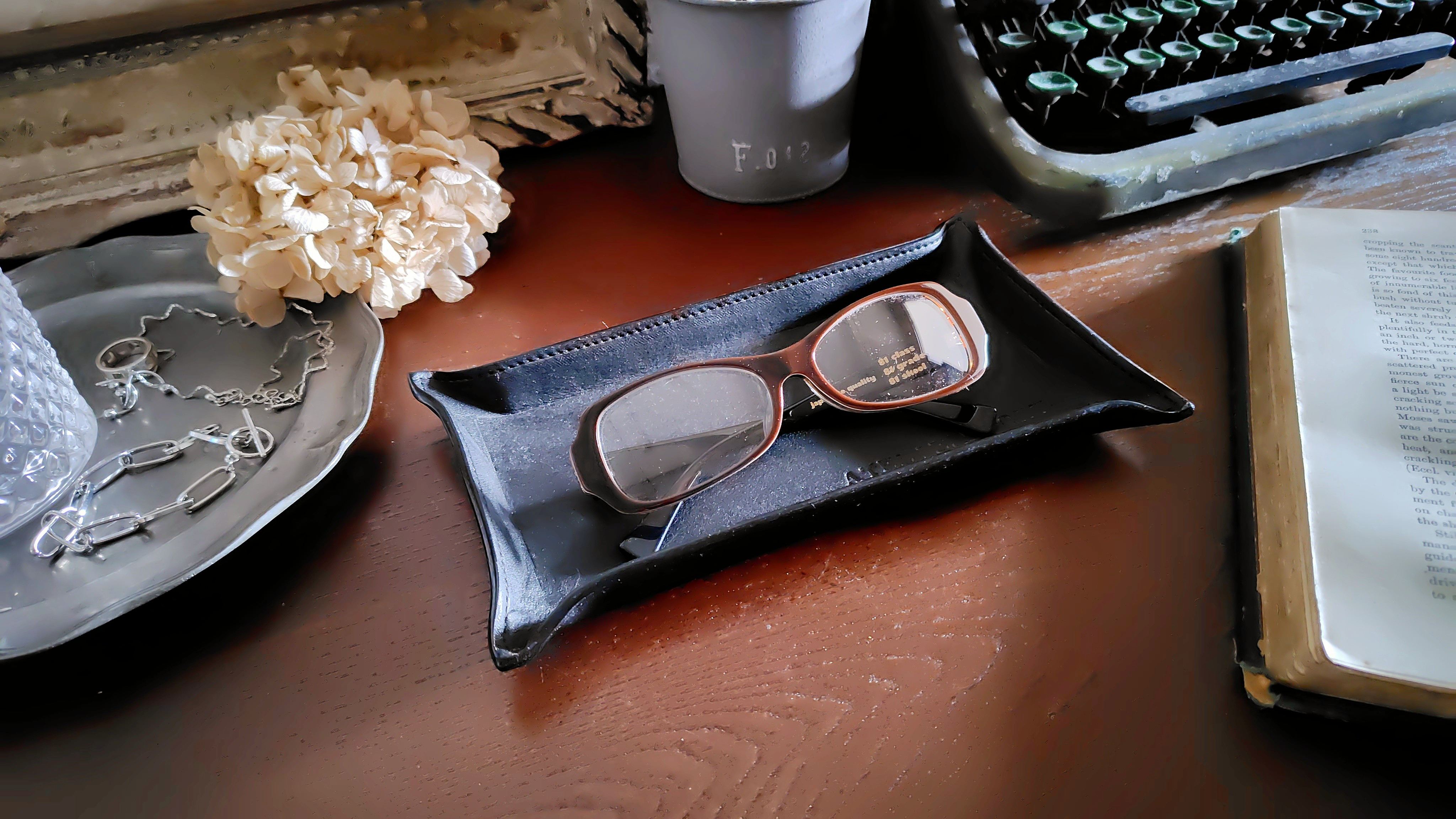 【特別な想いを刻んで贈るギフトに…】メッセージ付きトレイ◆革のトレイ◆本革◆名入れ刻印◆キャッシュトレイ◆送料無料