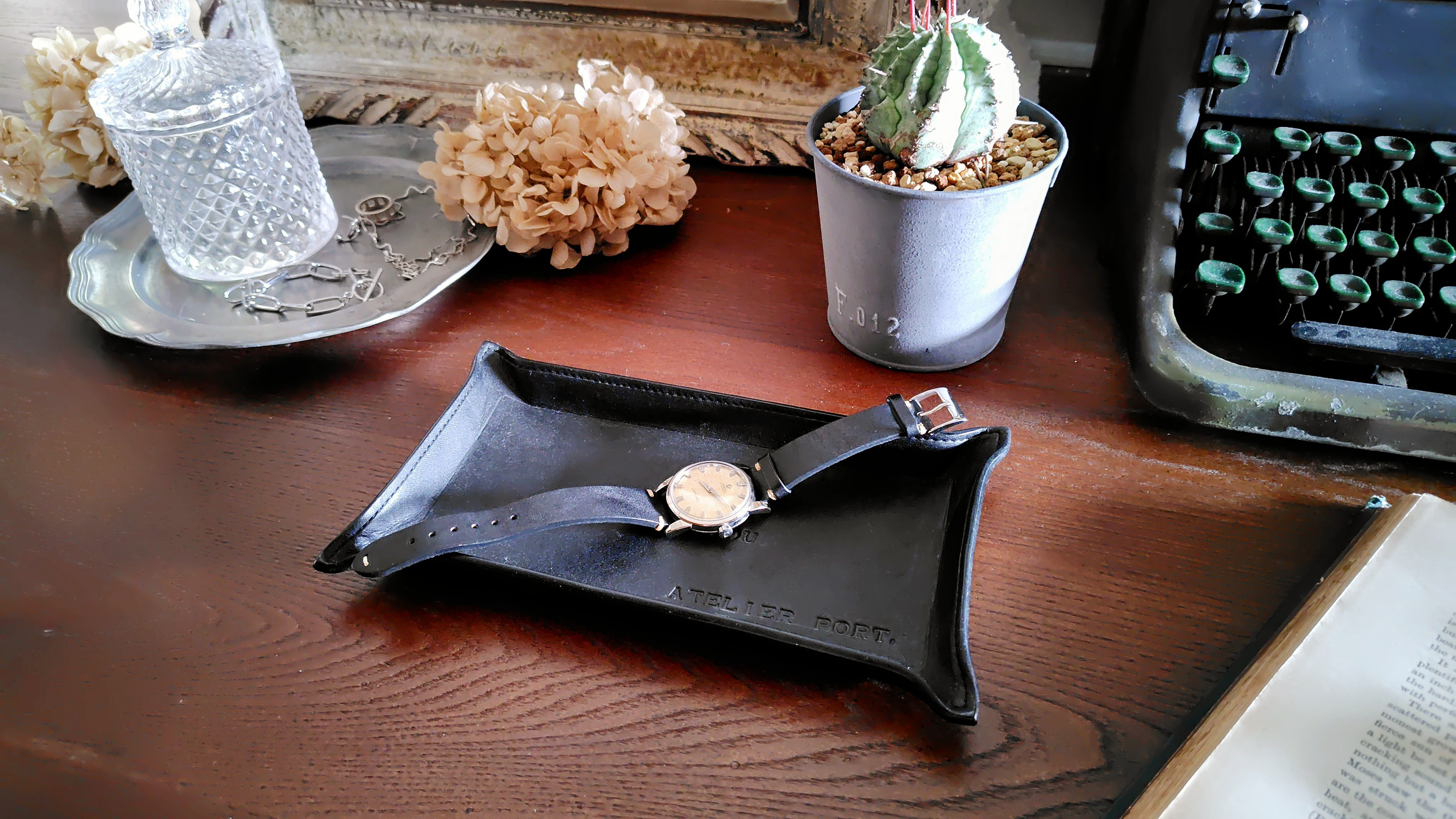 【特別な想いを刻んで贈るギフトに…】メッセージ付きトレイ◆革のトレイ◆本革◆名入れ刻印◆キャッシュトレイ◆送料無料