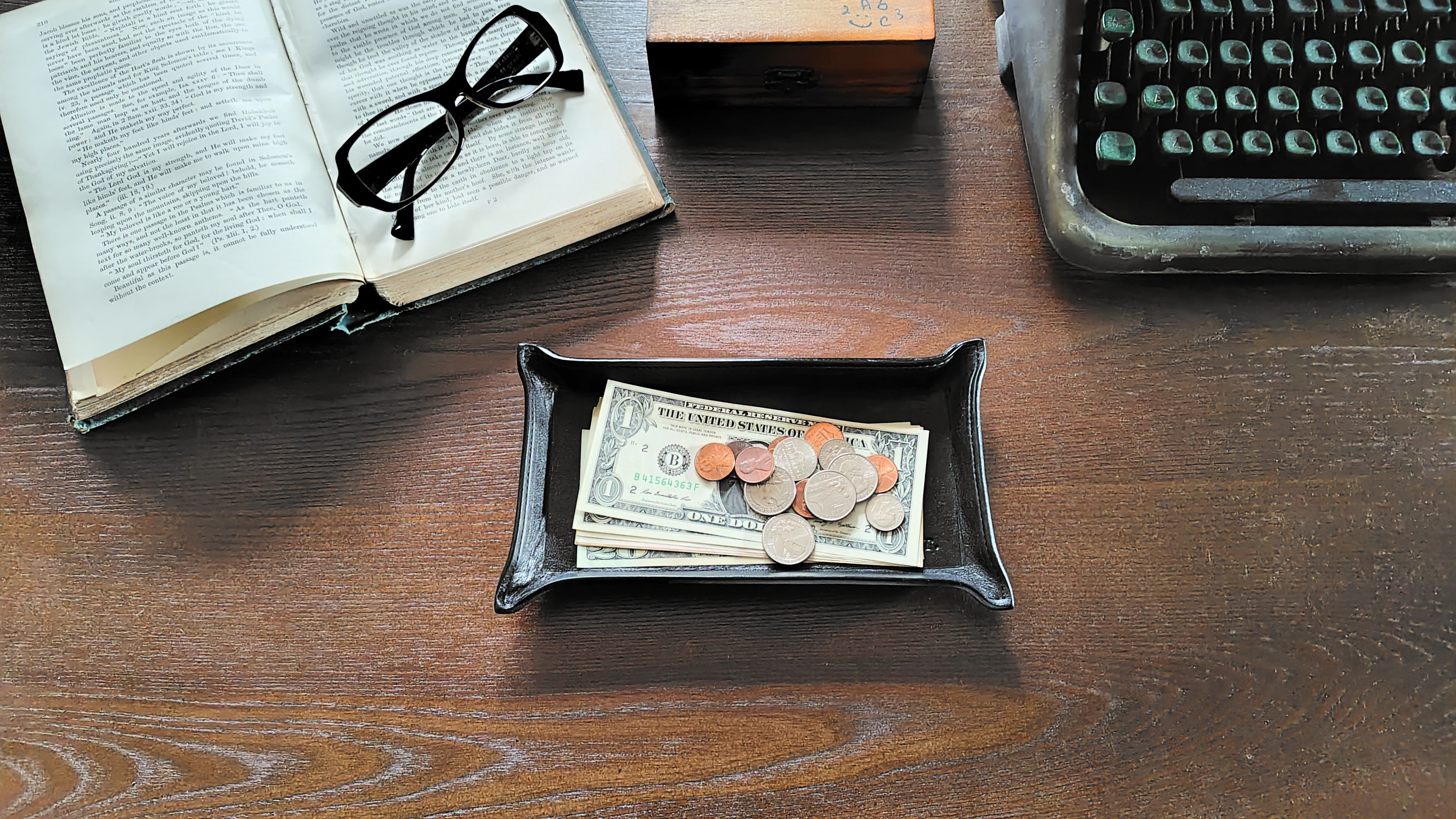 【特別な想いを刻んで贈るギフトに…】メッセージ付きトレイ◆革のトレイ◆本革◆名入れ刻印◆キャッシュトレイ◆送料無料