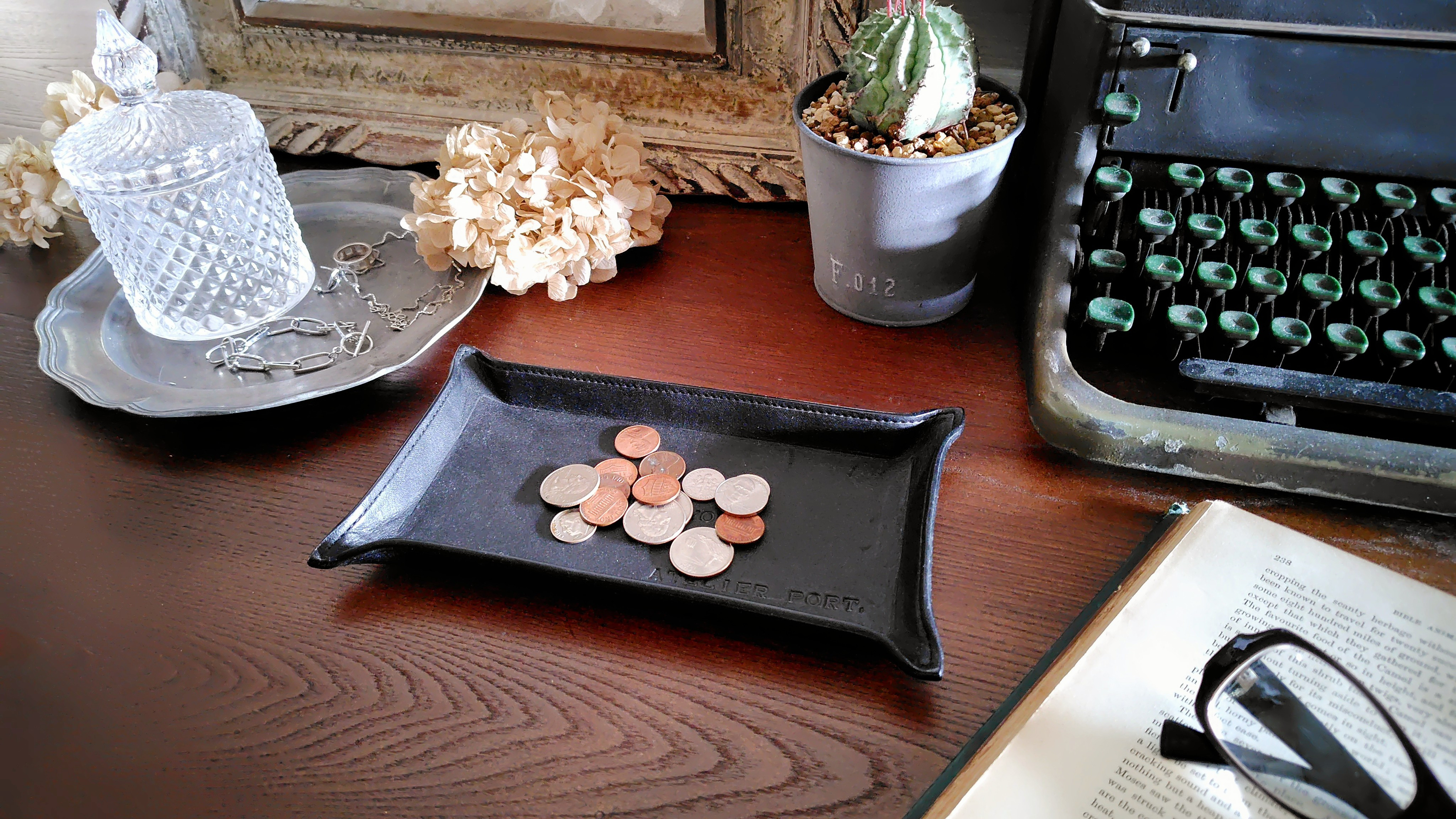 【特別な想いを刻んで贈るギフトに…】メッセージ付きトレイ◆革のトレイ◆本革◆名入れ刻印◆キャッシュトレイ◆送料無料