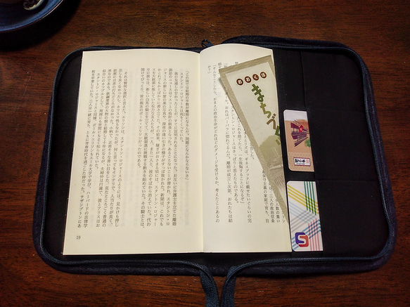 ファスナーで開閉するブックカバー（新書本、コミック、文庫本用） 4枚目の画像