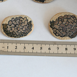 陶器ブローチ　花（紫陽花-ajisai）　一点物アクセサリー　手彫り 4枚目の画像