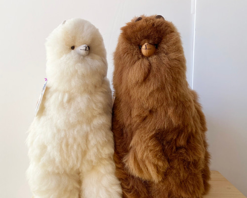 アルパカのぬいぐるみ 2体セット。 アルパカ立ち手作りペルーアルパカ。 ペルーのアルパカさんの毛で作られたもっふもふなアルパカ