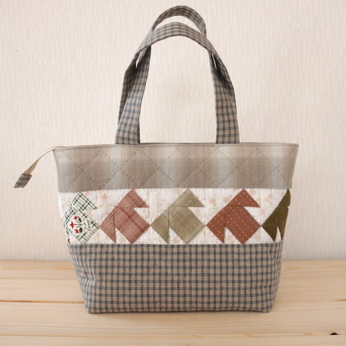 パッチワークのミニトートバッグ（Tのパターン） トートバッグ キルト