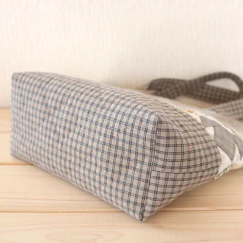 パッチワークのミニトートバッグ（Tのパターン） トートバッグ キルト