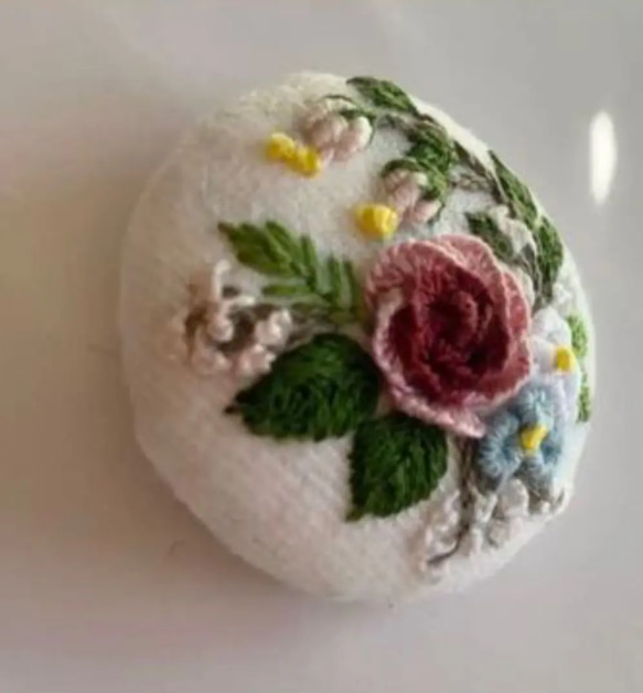 刺繍ブローチor刺繍ヘアゴム　立体薔薇の刺繍　　　　　Flower Garden 4枚目の画像