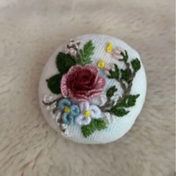 刺繍ブローチor刺繍ヘアゴム　立体薔薇の刺繍　　　　　Flower Garden 3枚目の画像
