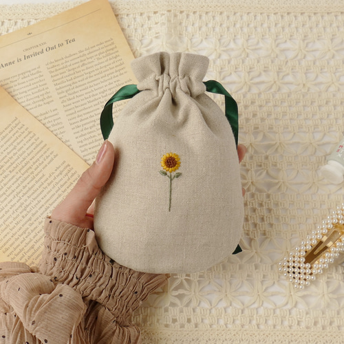 名入れ》ひまわり＊リネンの手刺繍巾着ポーチ(しずく型)＊ 巾着袋
