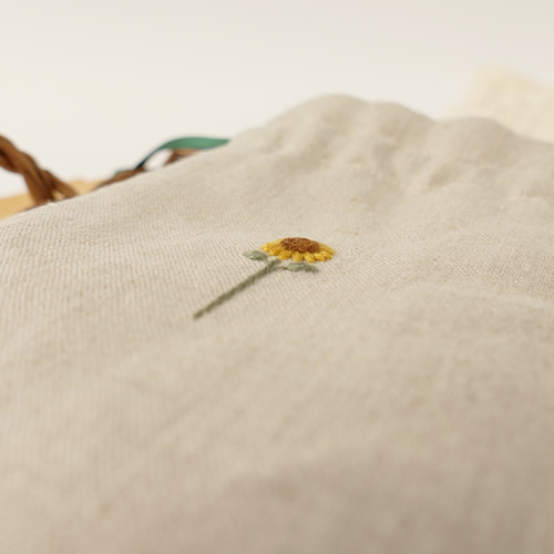 名入れ》ひまわり＊リネンの手刺繍巾着ポーチ(しずく型)＊ 巾着袋
