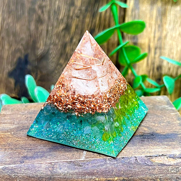 ピラミッド型 オルゴナイト ペリドット＆アパタイト 3枚目の画像